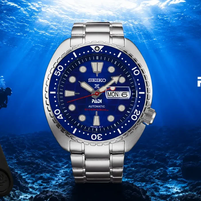 Seiko Prospex PADI 60th Anniversary HBB002 con quadrante blu e cinturino in silicone in ambientazione subacquea