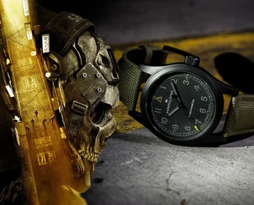 Hamilton Call of Duty H69469930 con cassa PVD nera e cinturino verde accanto a Captain Price di Modern Warfare 4