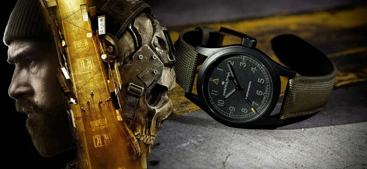Hamilton Call of Duty H69469930 con cassa PVD nera e cinturino verde accanto a Captain Price di Modern Warfare 4