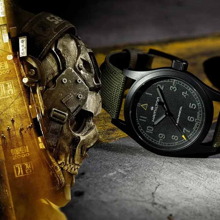 Hamilton Call of Duty H69469930 con cassa PVD nera e cinturino verde accanto a Captain Price di Modern Warfare 4